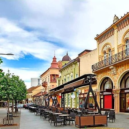 Centar Lux 2 Hostel Ζρένιανιν Εξωτερικό φωτογραφία