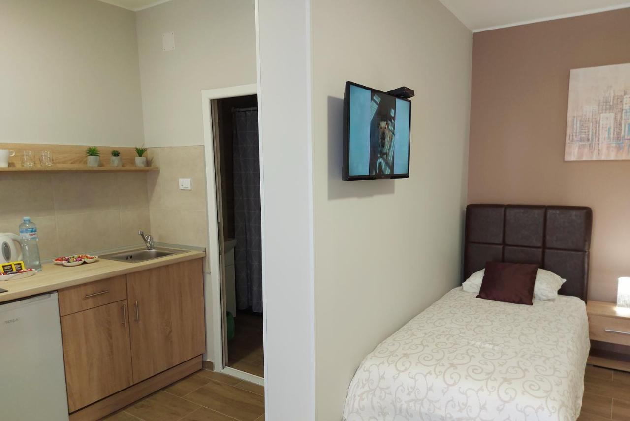 Centar Lux 2 Hostel Ζρένιανιν Εξωτερικό φωτογραφία