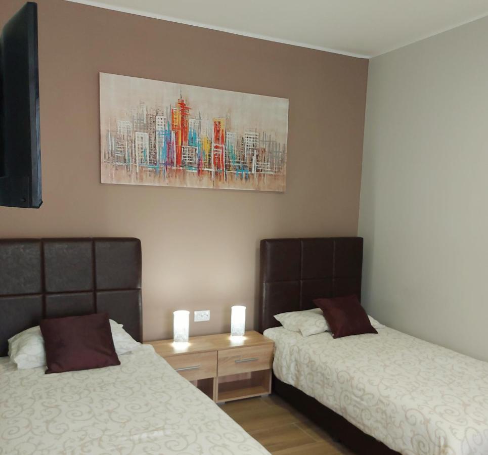 Centar Lux 2 Hostel Ζρένιανιν Εξωτερικό φωτογραφία