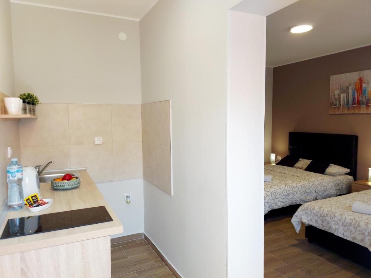 Centar Lux 2 Hostel Ζρένιανιν Εξωτερικό φωτογραφία