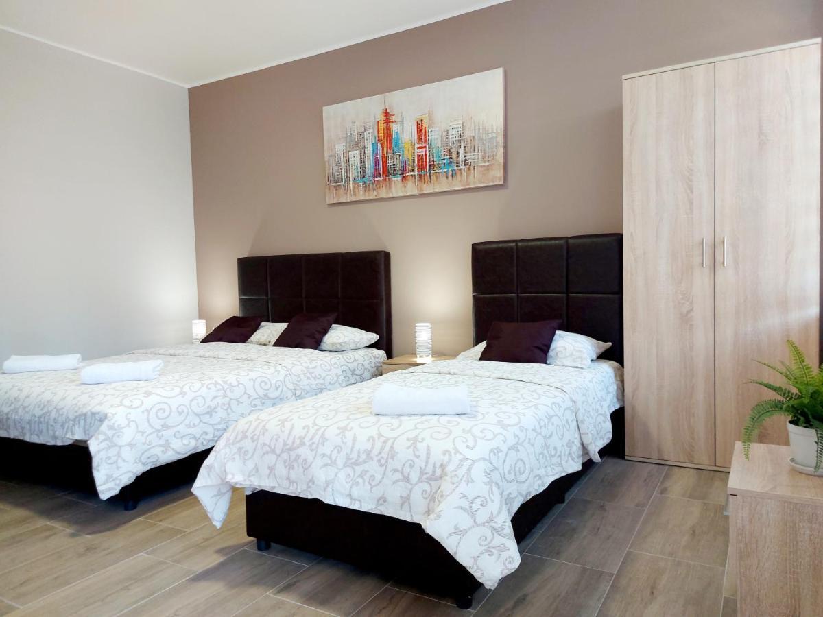 Centar Lux 2 Hostel Ζρένιανιν Εξωτερικό φωτογραφία