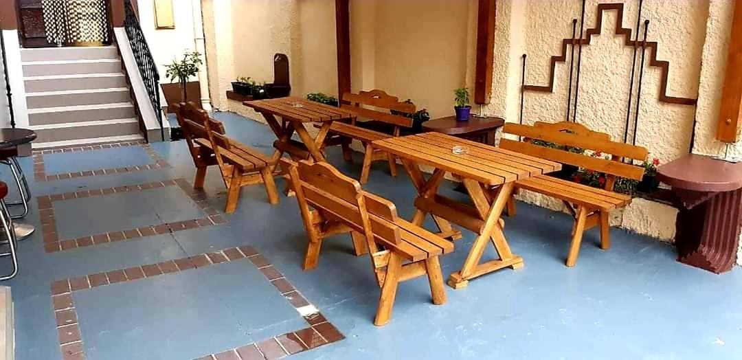 Centar Lux 2 Hostel Ζρένιανιν Εξωτερικό φωτογραφία