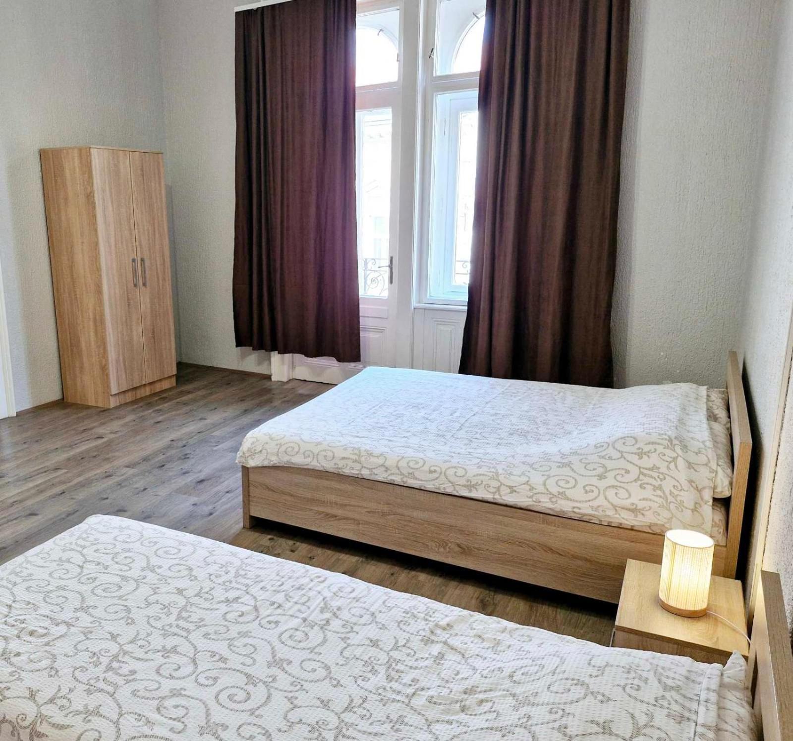 Centar Lux 2 Hostel Ζρένιανιν Εξωτερικό φωτογραφία