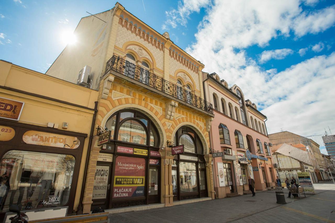 Centar Lux 2 Hostel Ζρένιανιν Εξωτερικό φωτογραφία