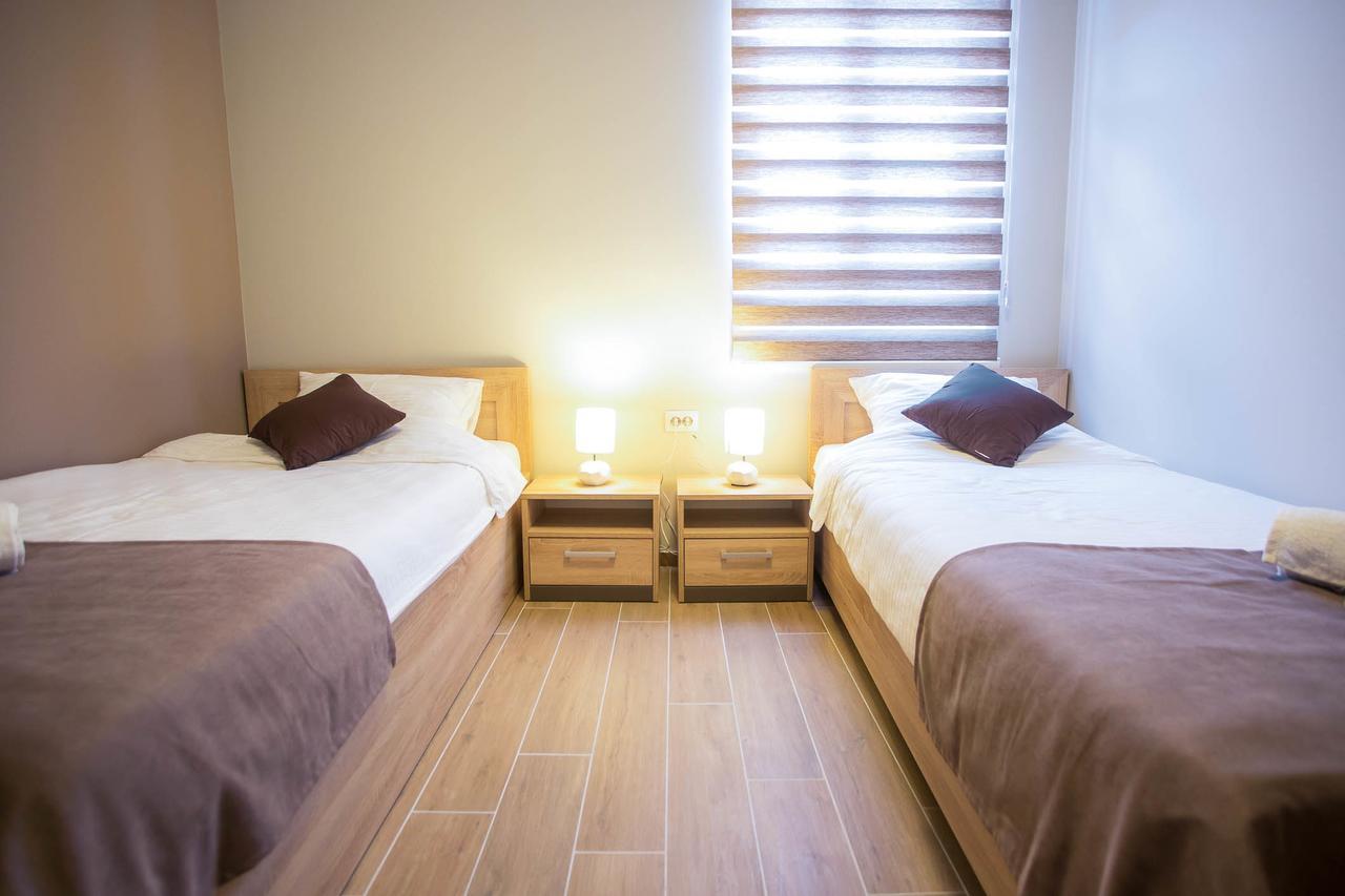 Centar Lux 2 Hostel Ζρένιανιν Εξωτερικό φωτογραφία