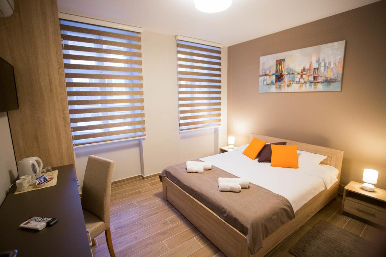Centar Lux 2 Hostel Ζρένιανιν Εξωτερικό φωτογραφία