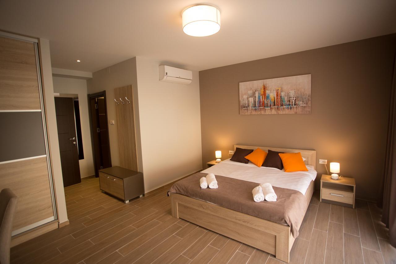 Centar Lux 2 Hostel Ζρένιανιν Εξωτερικό φωτογραφία