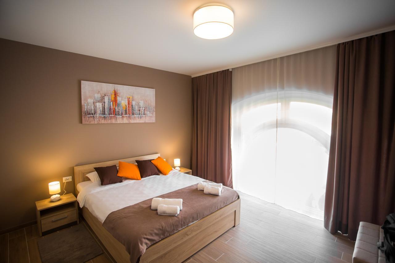 Centar Lux 2 Hostel Ζρένιανιν Εξωτερικό φωτογραφία