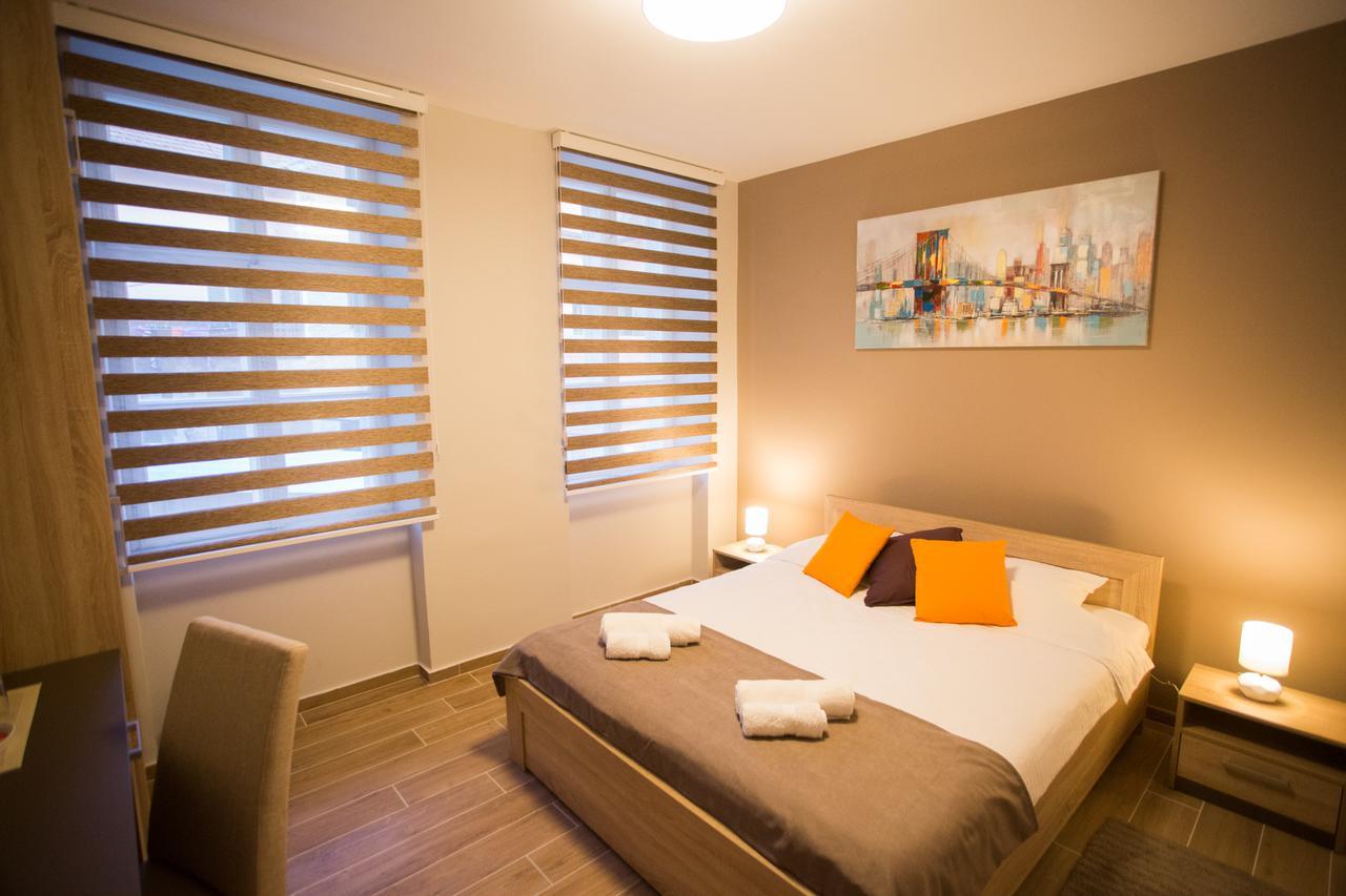 Centar Lux 2 Hostel Ζρένιανιν Εξωτερικό φωτογραφία