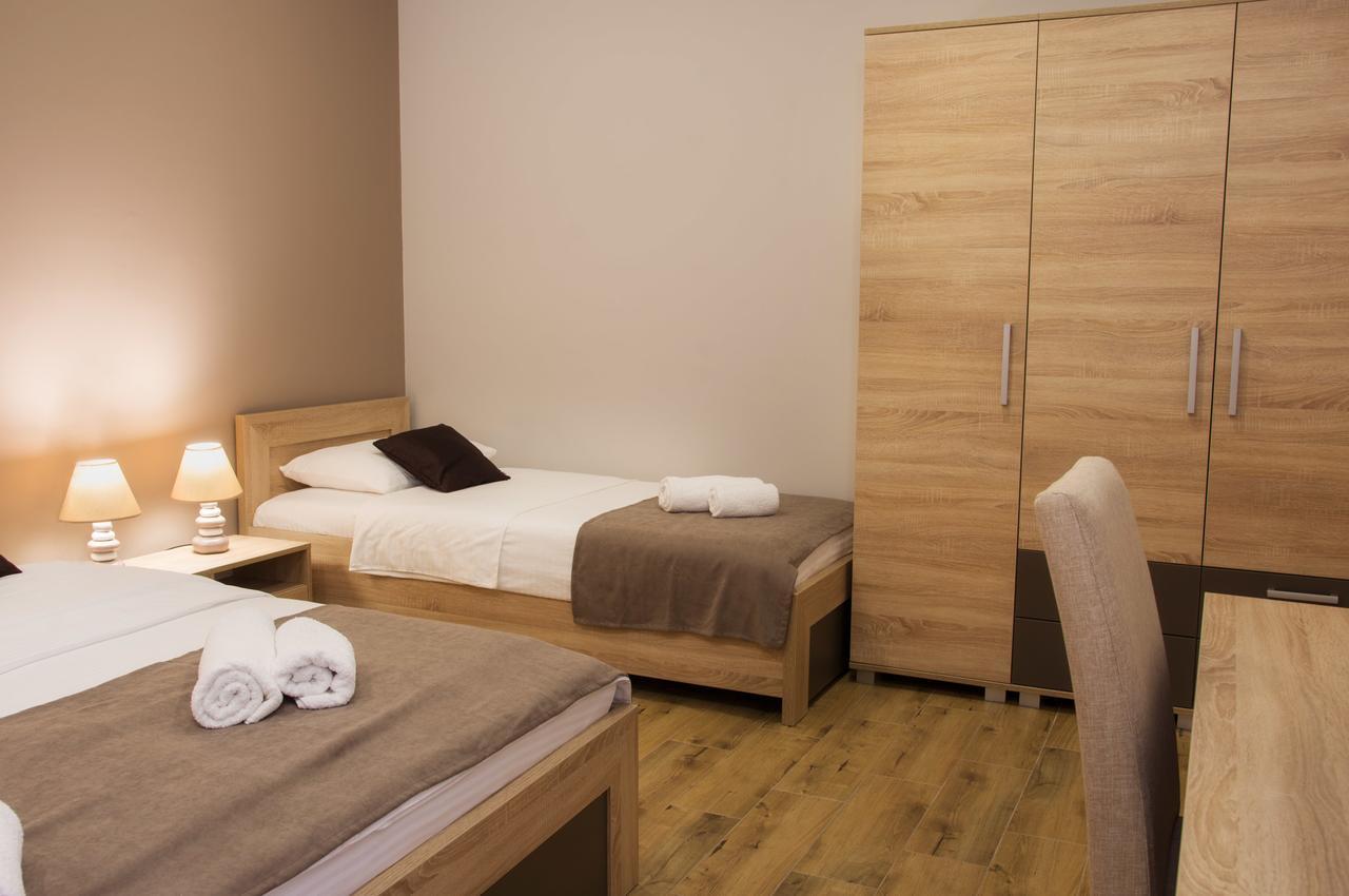 Centar Lux 2 Hostel Ζρένιανιν Εξωτερικό φωτογραφία
