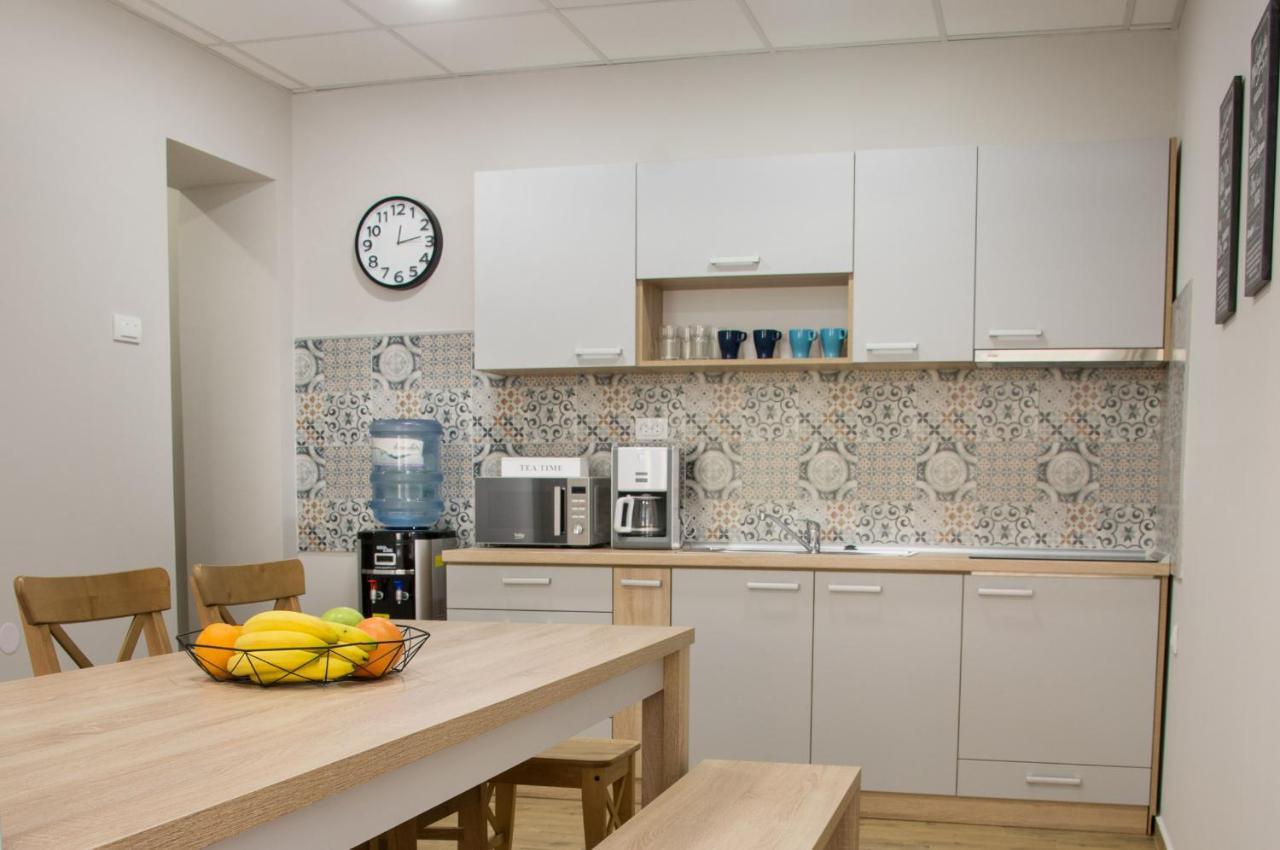 Centar Lux 2 Hostel Ζρένιανιν Εξωτερικό φωτογραφία