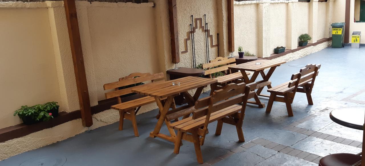 Centar Lux 2 Hostel Ζρένιανιν Εξωτερικό φωτογραφία