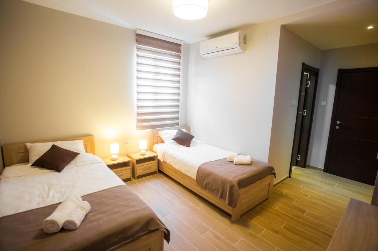 Centar Lux 2 Hostel Ζρένιανιν Εξωτερικό φωτογραφία