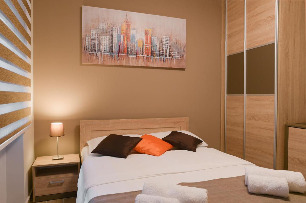 Centar Lux 2 Hostel Ζρένιανιν Εξωτερικό φωτογραφία