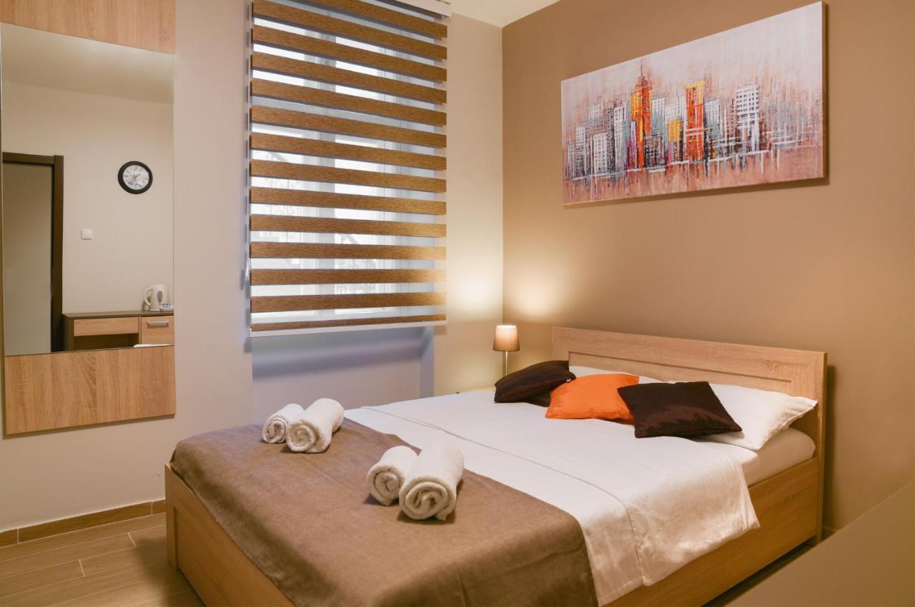 Centar Lux 2 Hostel Ζρένιανιν Εξωτερικό φωτογραφία