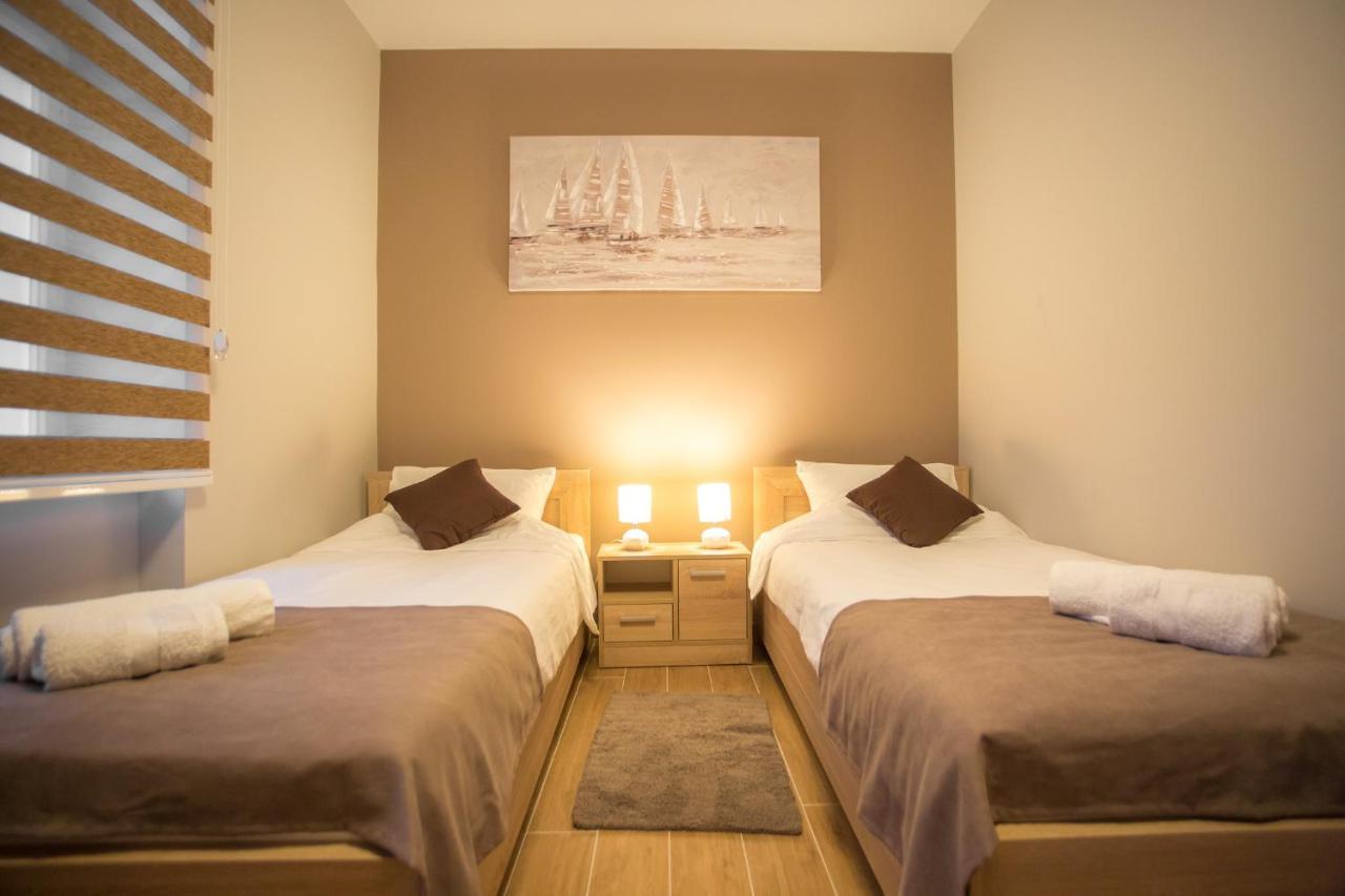 Centar Lux 2 Hostel Ζρένιανιν Εξωτερικό φωτογραφία